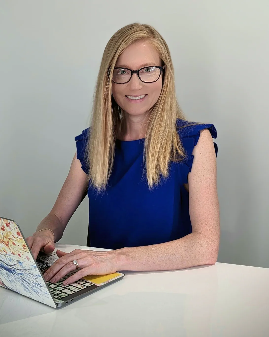 Phoebe Starling, Accredited Practising Dietitian, smiling at her desk